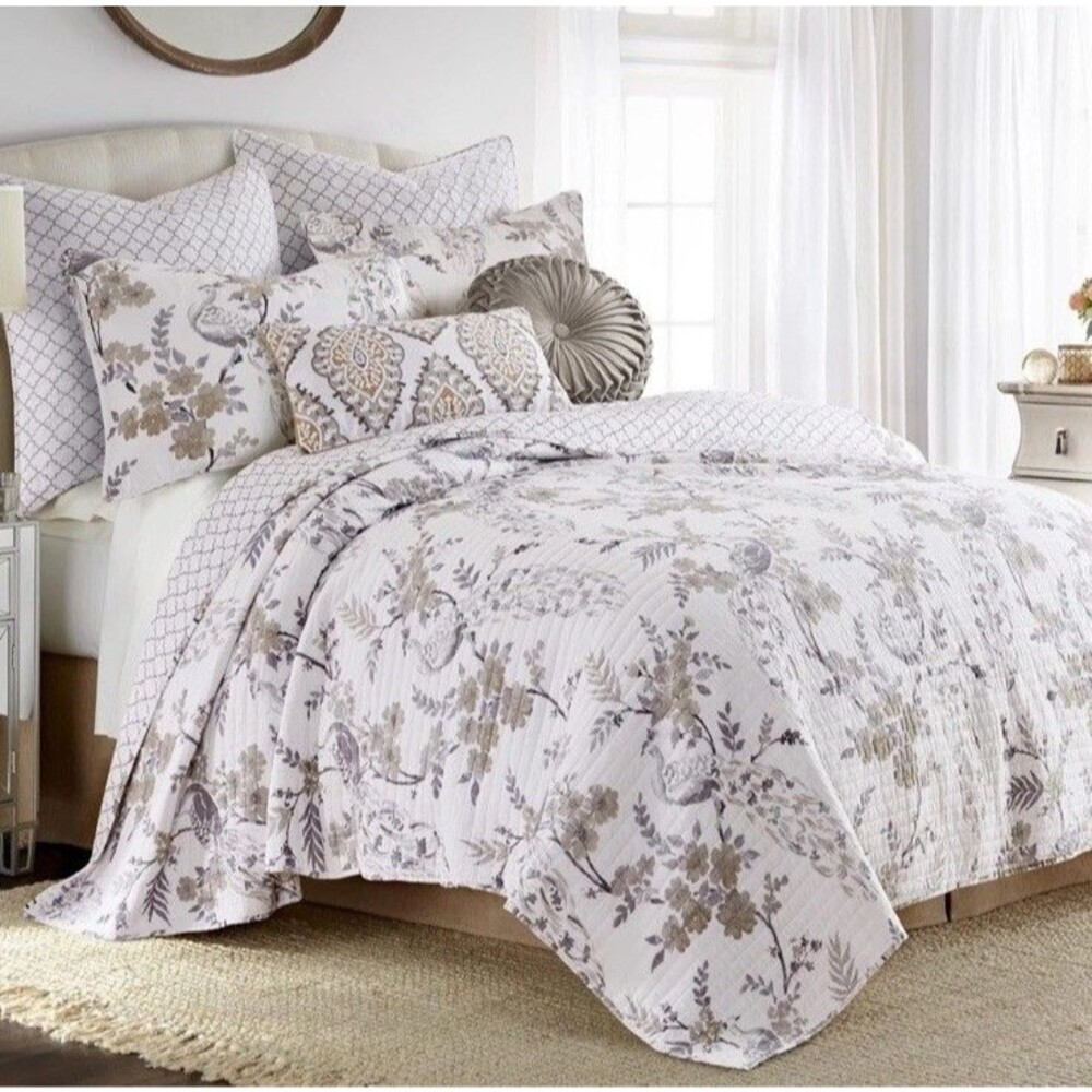 Levtex Home Pisa Reversible King Quilt + 2 King Shams New